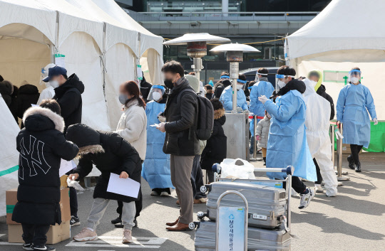지난 6일 오후 서울 강서구 김포공항 국내선 주차장에 설치된 '서울시 찾아가는 선별진료소'가 시민들로 붐비고 있다. <연합뉴스>